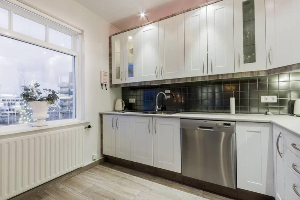 Superb Central Location, No Car Needed - Spacious Акурейри Экстерьер фото