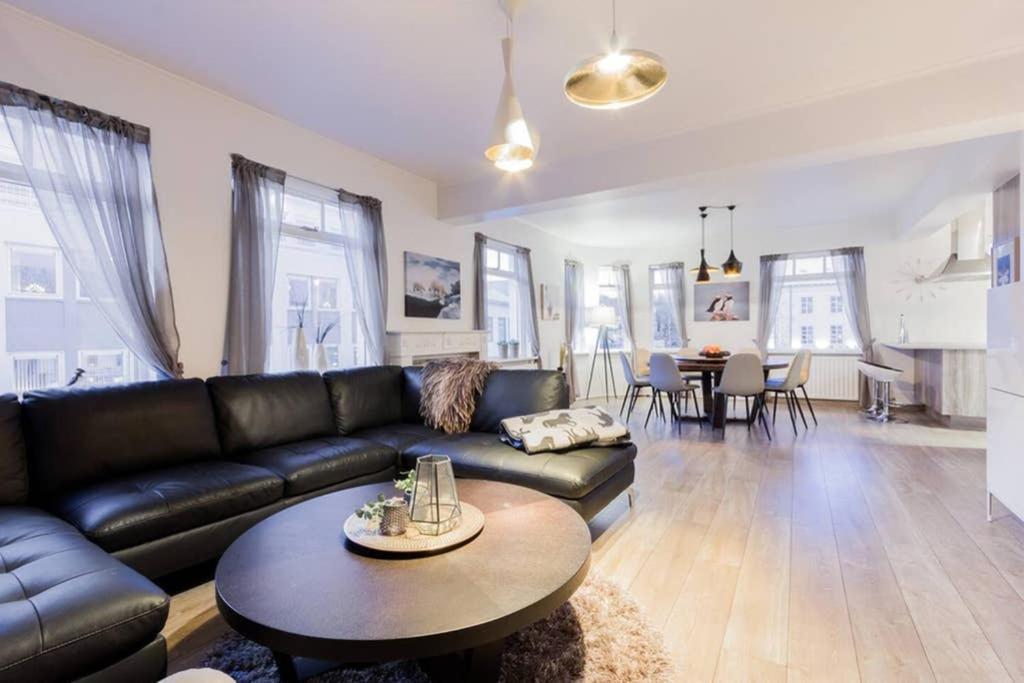 Superb Central Location, No Car Needed - Spacious Акурейри Экстерьер фото